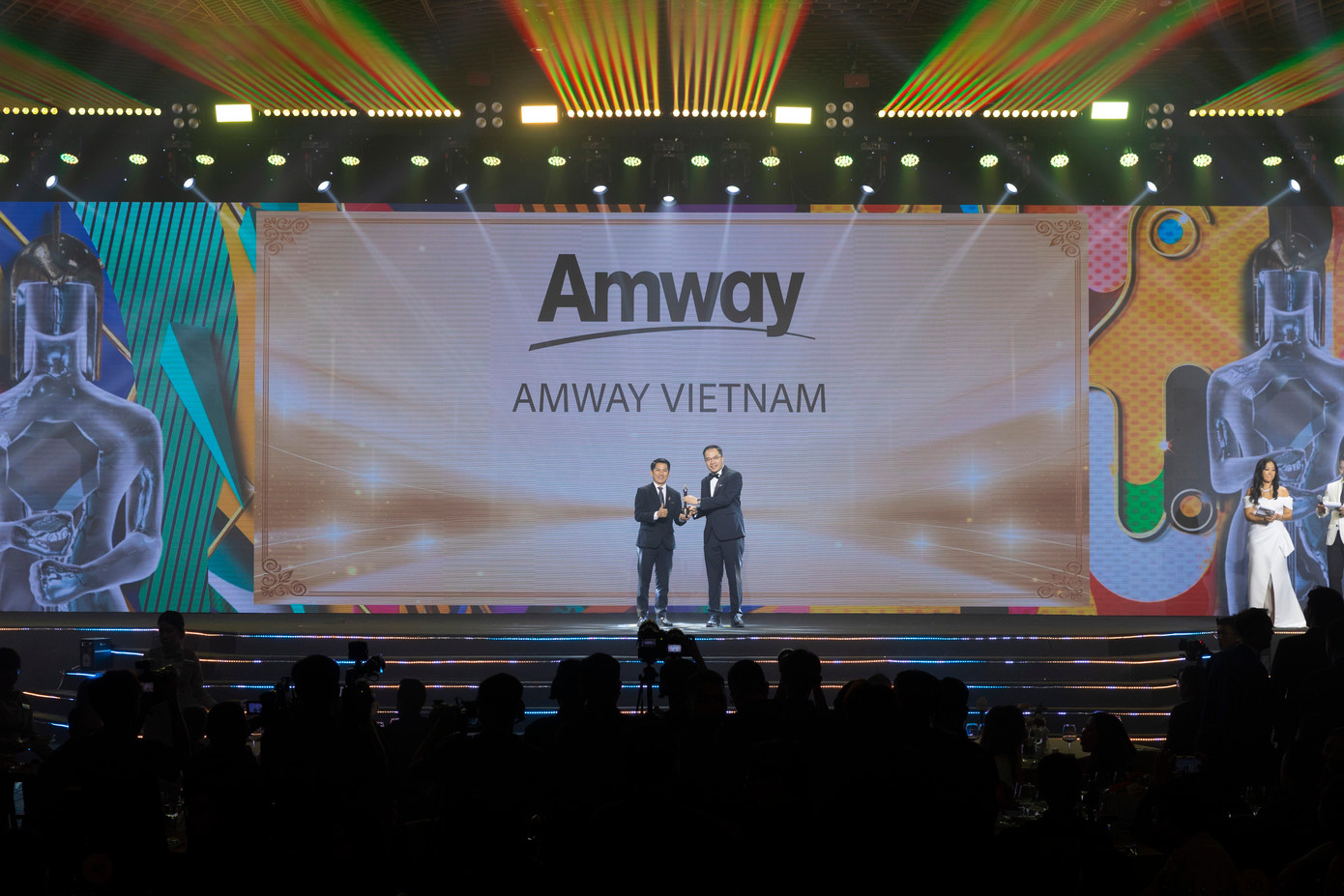 Ông Huỳnh Thiên Triều- Tổng giám Đốc Amway Việt Nam vinh dự được trao tặng phiên bản vàng của chiếc cúp Harmonia với thành tích 5 năm đạt được giải thưởng HR Asia - Nơi làm việc tốt nhất châu Á 2024. Ông Huỳnh Thiên Triều- Tổng giám Đốc Amway Việt Nam vinh dự được trao tặng phiên bản vàng của chiếc cúp Harmonia với thành tích 5 năm đạt được giải thưởng HR Asia - Nơi làm việc tốt nhất châu Á 2024.