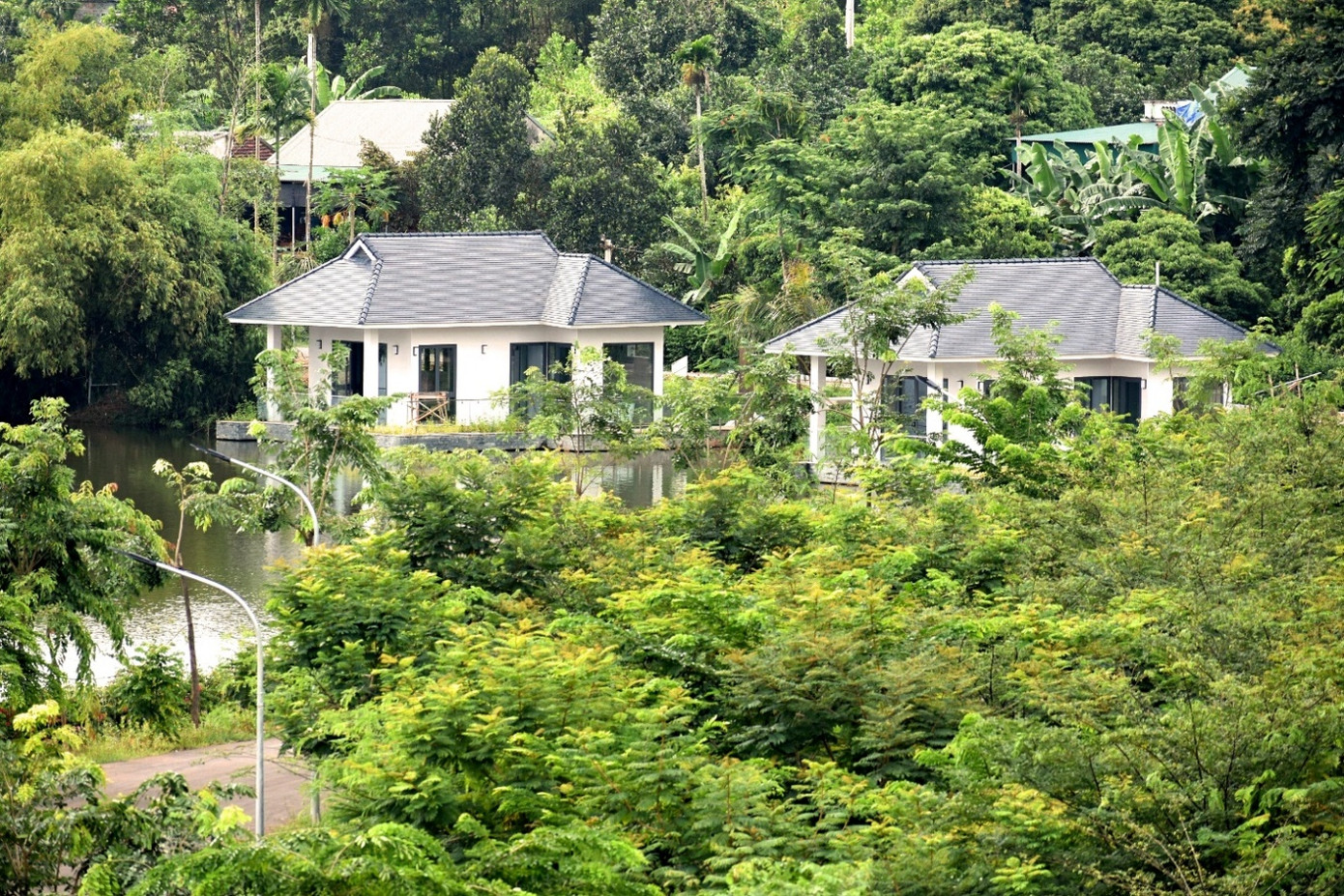 Thấp thoáng những Villa ven hồ ẩn hiện trong rừng cây xanh ngát Thấp thoáng những Villa ven hồ ẩn hiện trong rừng cây xanh ngát