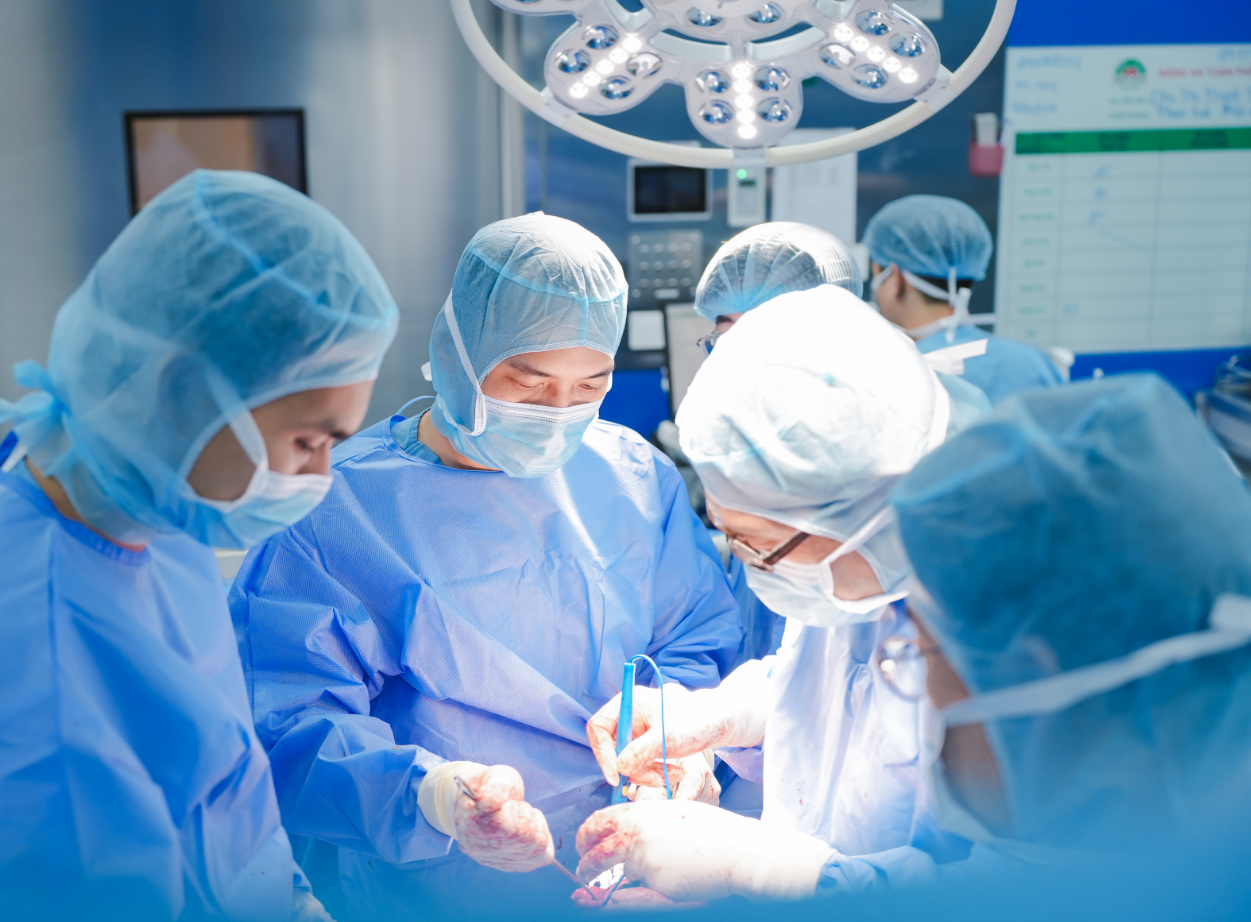 GS. Hiranaka Takafumi và TS.BS. Lê Quang Huy cùng ê-kíp mổ phối hợp thay 2 khớp gối không cắt gân cơ cho các bệnh nhân biến dạng khớp GS. Hiranaka Takafumi và TS.BS. Lê Quang Huy cùng ê-kíp mổ phối hợp thay 2 khớp gối không cắt gân cơ cho các bệnh nhân biến dạng khớp