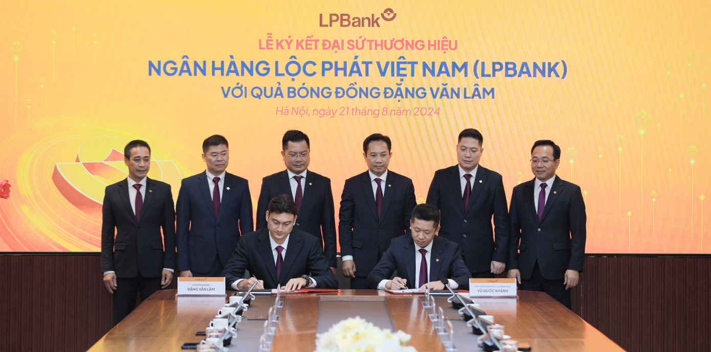 Đại diện LPBank, ông Vũ Quốc Khánh – Phó Tổng Giám đốc thường trực và thủ môn Đặng Văn Lâm ký kết hợp đồng Đại sứ thương hiệu dưới sự chứng kiến của Ban lãnh đạo Ngân hàng Lộc Phát Việt Nam.
