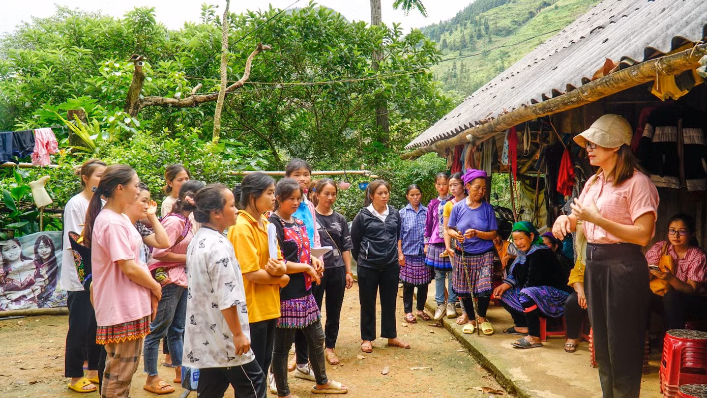 Các chị em được các chuyên gia hướng dẫn trực tiếp, bài bản về cách chăm sóc đàn vật nuôi Các chị em được các chuyên gia hướng dẫn trực tiếp, bài bản về cách chăm sóc đàn vật nuôi