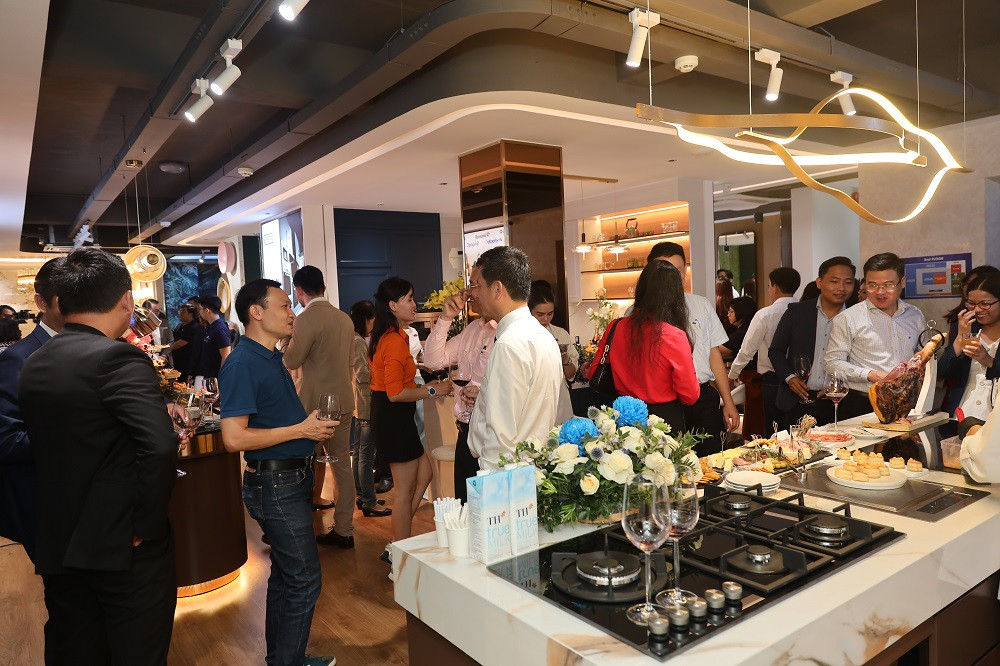 Không gian Showroom Nguyễn Hữu Thọ thu hút đông đảo khách tham quan và trải nghiệm sản phẩm