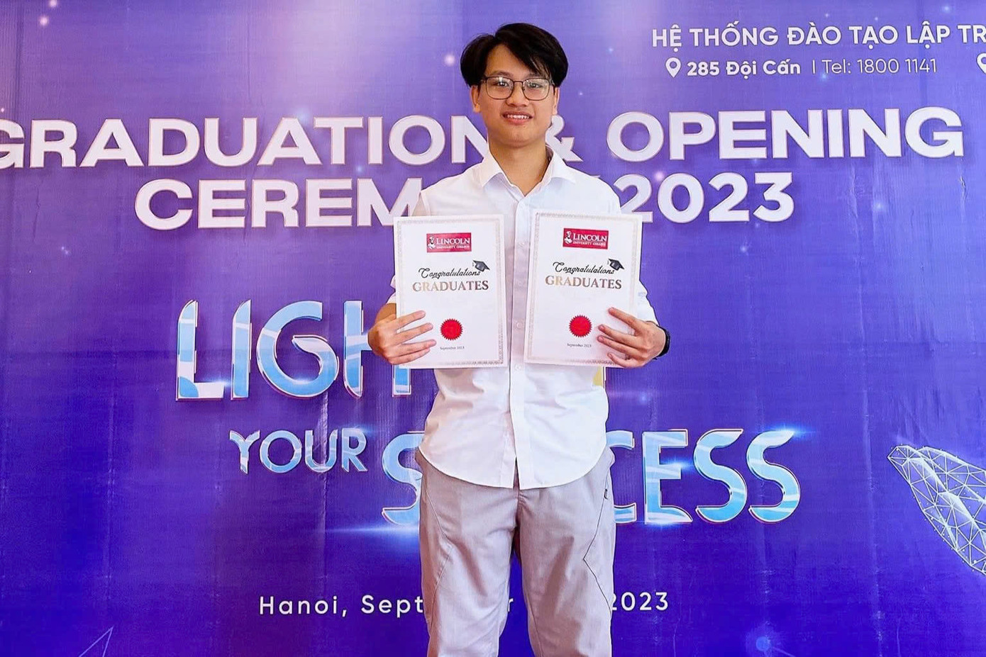 Nguyễn Huy Tuấn trong lễ tốt nghiệp tại Aptech. Nguyễn Huy Tuấn trong lễ tốt nghiệp tại Aptech.