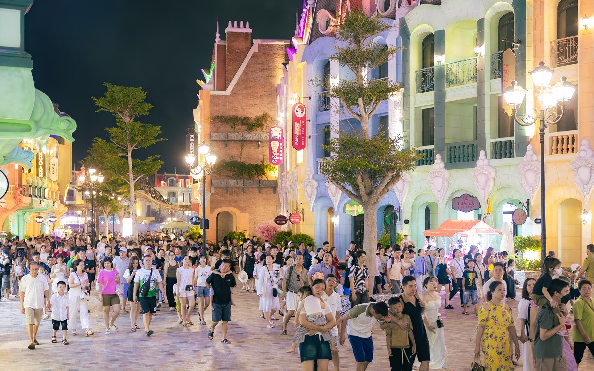 Lượng khách đông đảo tại Nha Trang tại Vinpearl Harbour là mơ ước của bất kỳ đơn vị kinh doanh nào