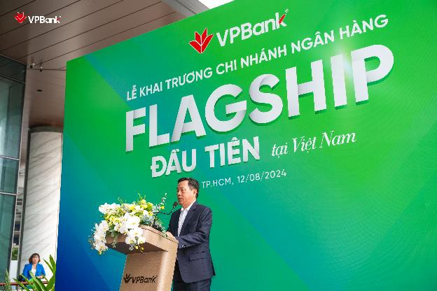 Phát biểu tại lễ khai trương, ông Trần Đình Cường, PGĐ NHNN CN TPHCM nhấn mạnh, chi nhánh Flagship hy vọng sẽ trở thành điểm sáng trong thị trường tài chính tại TP.HCM, đồng thời mang lại nhiều giá trị, những trải nghiệm và dịch vụ đẳng cấp, khác biệt cho khách hàng