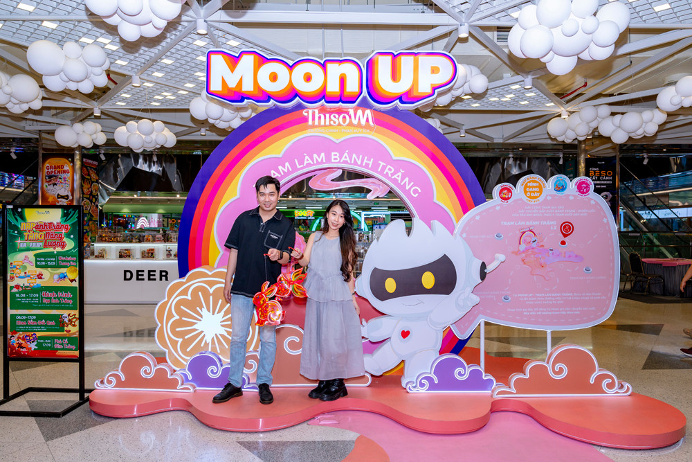 Khách hàng chụp ảnh check-in tại Thiso Mall TC-PHI Khách hàng chụp ảnh check-in tại Thiso Mall TC-PHI