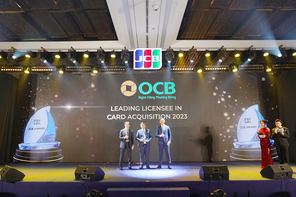 Đại diện OCB nhận giải thưởng “Ngân hàng dẫn đầu về phát hành thẻ mới năm 2023” Đại diện OCB nhận giải thưởng “Ngân hàng dẫn đầu về phát hành thẻ mới năm 2023”