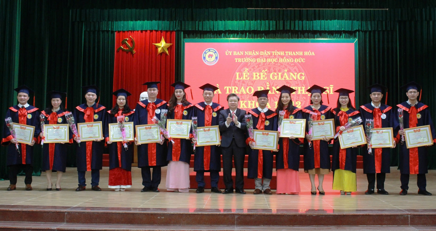 PGS.TS Bùi Văn Dũng, Hiệu trưởng Nhà trường trao giấy khen cho học viên có thành tích học tập xuất sắc trong toàn khóa học. PGS.TS Bùi Văn Dũng, Hiệu trưởng Nhà trường trao giấy khen cho học viên có thành tích học tập xuất sắc trong toàn khóa học.