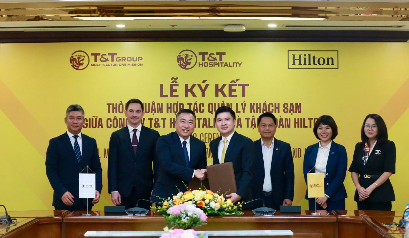 Đại diện Công ty T&amp;T Hospitality và Tập đoàn Hilton trao thỏa thuận hợp tác