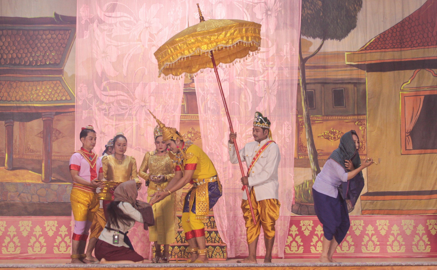 Một tiết mục của Đoàn nghệ thuật Ánh Bình Minh (Trà Vinh) tại Liên hoan Nghệ thuật sân khấu Dù kê Khmer Nam Bộ lần thứ 2 năm 2023. Ảnh: Phương An