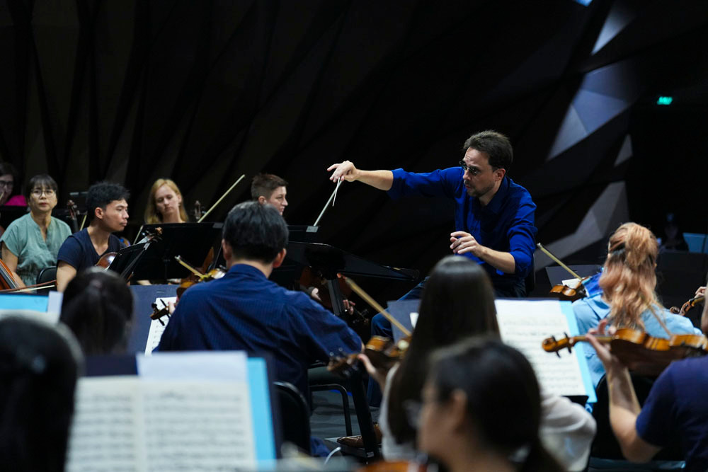 Nhạc trưởng Olivier Ochanine cùng Dàn nhạc SSO đang tích cực luyện tập cho buổi diễn Nhạc trưởng Olivier Ochanine cùng Dàn nhạc SSO đang tích cực luyện tập cho buổi diễn