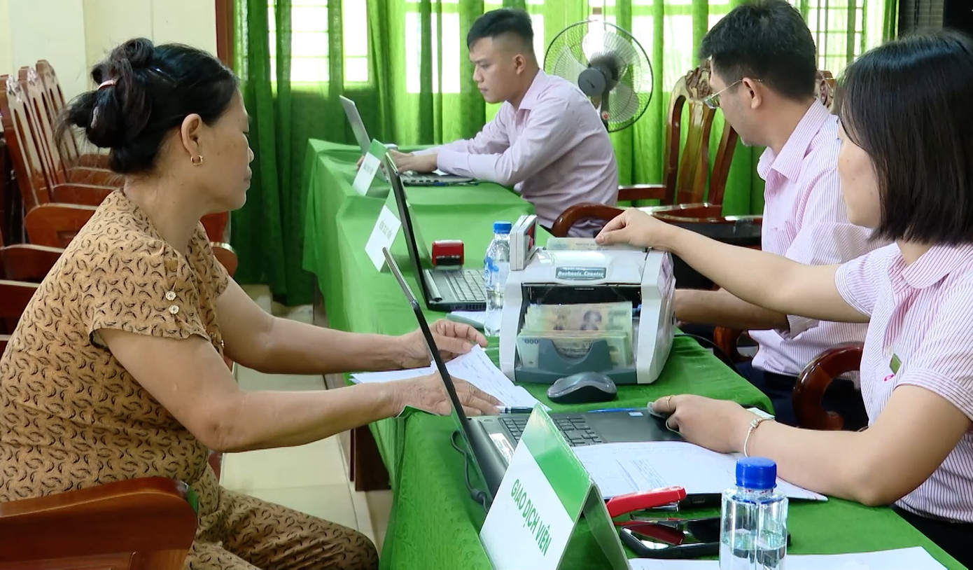 Người dân tiếp cận vốn các dự án Chương trình mục tiêu Quốc gia giảm nghèo nhanh và bền vững.