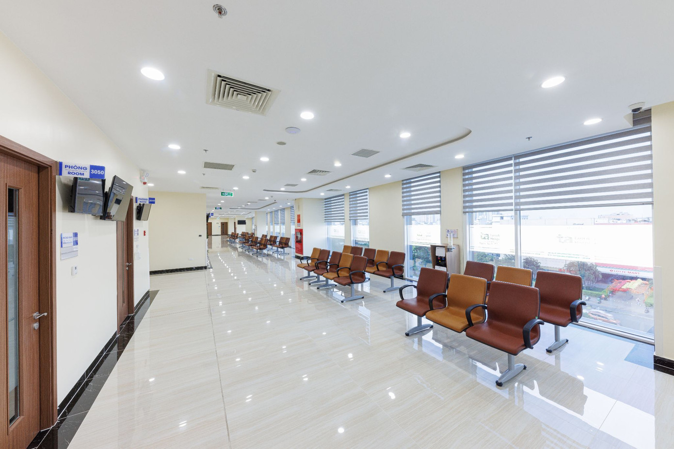 Khu chờ khám rộng rãi, thoải mái và tiện lợi cho người bệnh khi đến khám. Khu chờ khám rộng rãi, thoải mái và tiện lợi cho người bệnh khi đến khám.