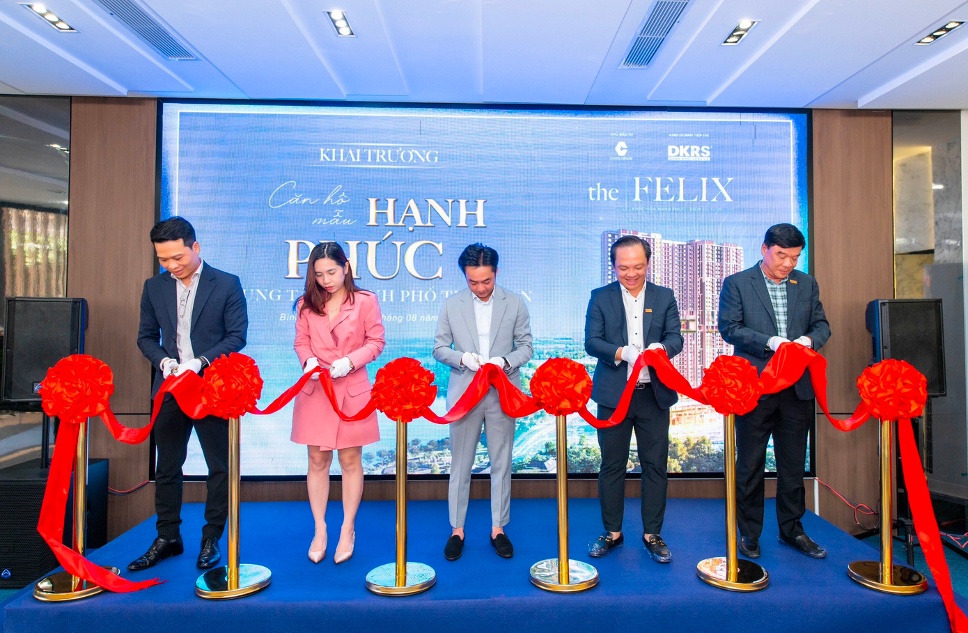 Đại diện lãnh đạo C-Holdings và DKRS cắt băng khai trương căn hộ mẫu Hạnh Phúc Đại diện lãnh đạo C-Holdings và DKRS cắt băng khai trương căn hộ mẫu Hạnh Phúc