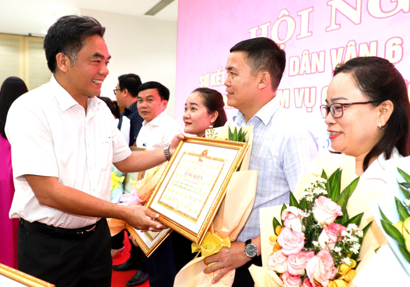 Phó chủ tịch UBND tỉnh Bình Dương Nguyễn Lộc Hà trao khen thưởng cho cá nhân xuất sắc