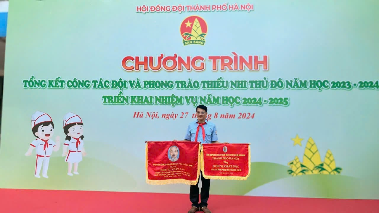 Đại diện Trường THCS Giảng Võ nhận Cờ thi đua xuất sắc của T.Ư Đoàn và Thành Đoàn Hà Nội. Đại diện Trường THCS Giảng Võ nhận Cờ thi đua xuất sắc của T.Ư Đoàn và Thành Đoàn Hà Nội.