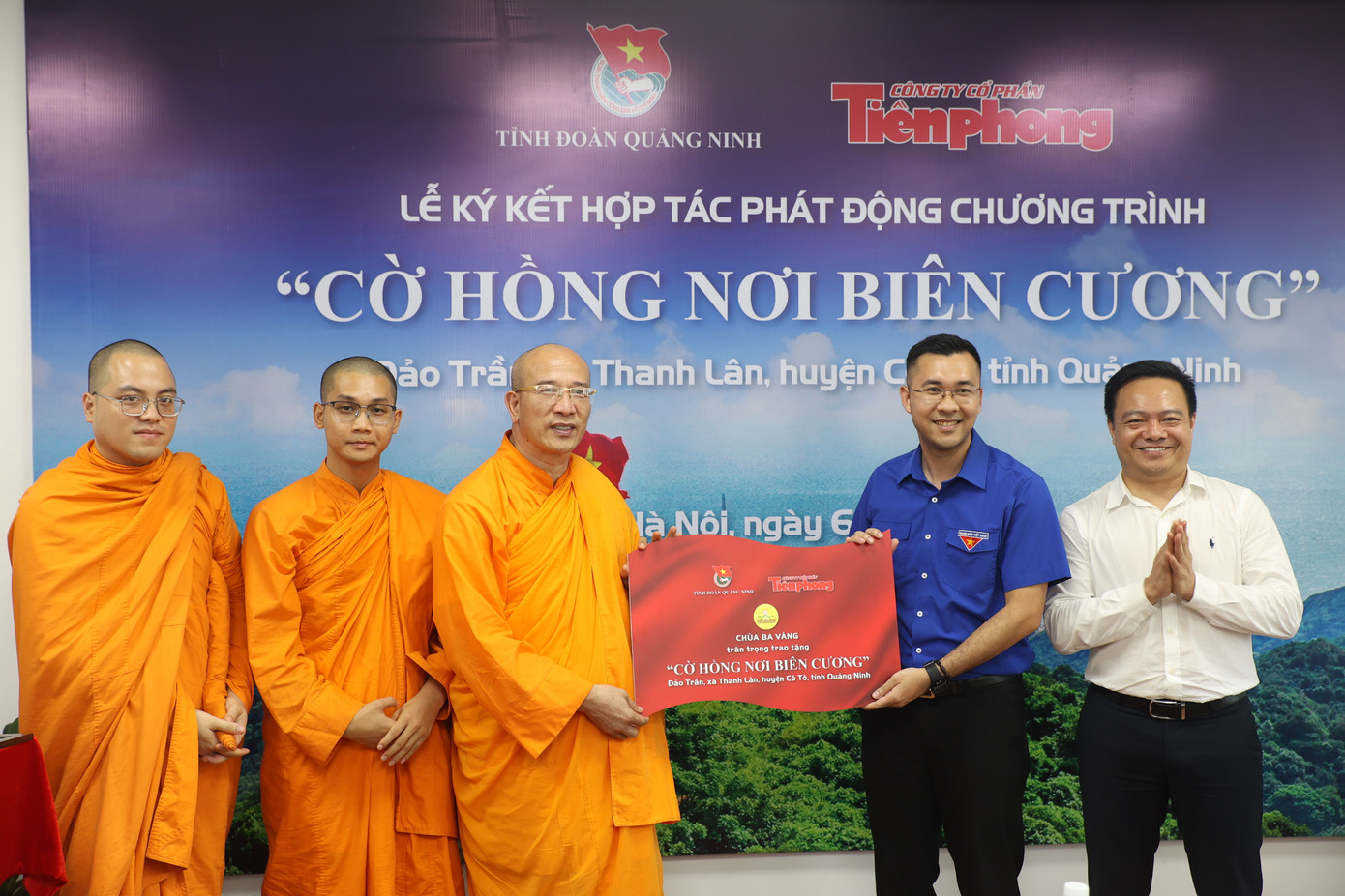 Thầy Thích Trúc Thái Minh cùng các chư tăng đại diện Chùa Ba Vàng ủng hộ chương trình 200 triệu đồng.