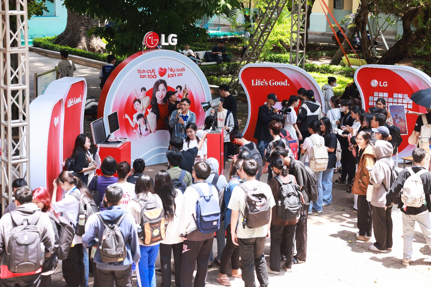 LG tạo ra một sân chơi ngập tràn niềm vui với bốn khu vực lấy cảm hứng từ những hoạt động được Gen Z yêu thích gồm khu vực: “Thả giọng tươi vui”, “Tarot tích cực”, “Khoảnh khắc tích cực”, “Ý tưởng tích cực”.