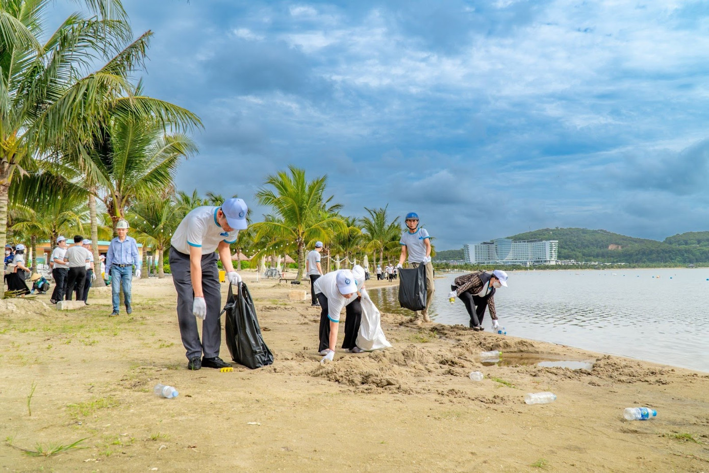 CBCNV Công ty CP Đầu tư và Du lịch Vạn Hương tham gia dọn rác tại bãi biển (nguồn Dragon Ocean Đồ Sơn)