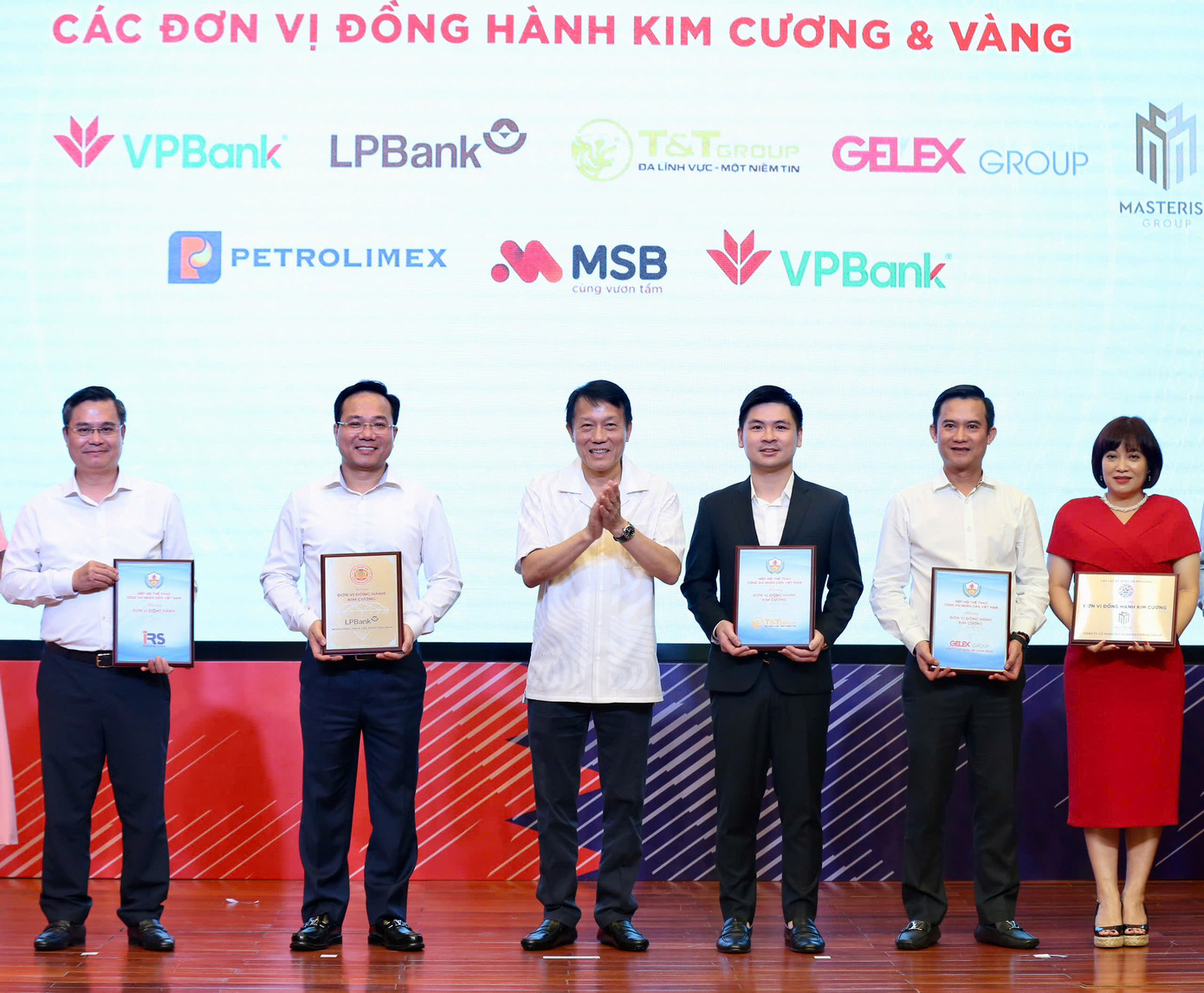 Phó Chủ tịch HĐQT T&amp;T Group Đỗ Vinh Quang (thứ ba từ phải sang) nhận bảng danh vị nhà đồng hành Kim Cương từ Hiệp hội thể thao CAND.