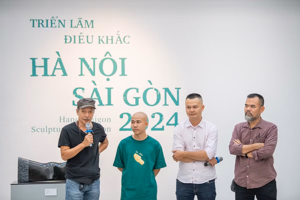 Nghệ sĩ Đào Châu Hải, nghệ sĩ Phạm Đình Tiến, nghệ sĩ Thái Nhật Minh, nghệ sĩ Khổng Đỗ Tuyền (từ trái sang phải) phát biểu tại Lễ khai mạc triển lãm Điêu khắc Hà Nội – Sài Gòn 2024