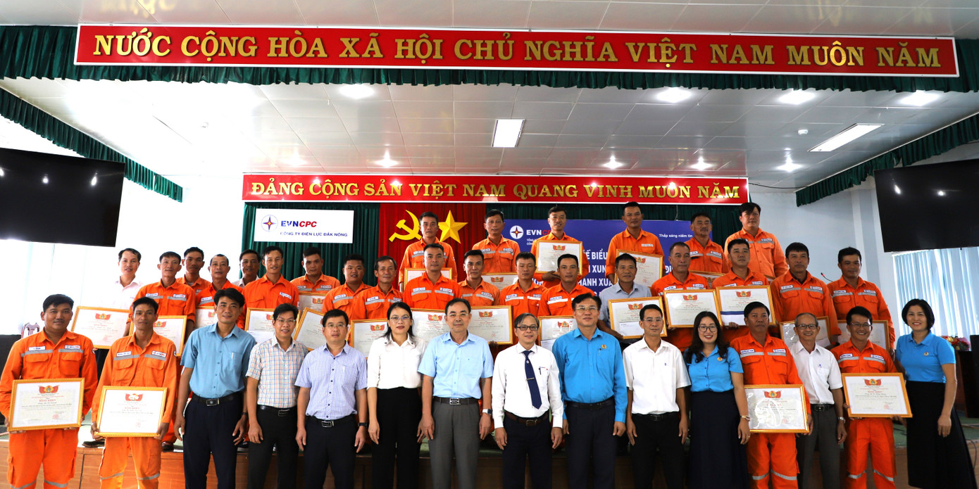 Đội xung kích PC Đắk Nông chụp ảnh kỷ niệm cùng lãnh đạo PC Đắk Nông Đội xung kích PC Đắk Nông chụp ảnh kỷ niệm cùng lãnh đạo PC Đắk Nông