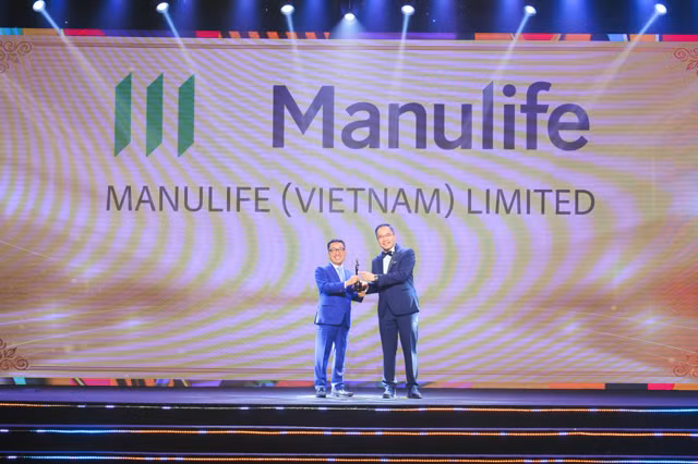 Ông Tôn Thất Anh Vũ, Phó tổng Giám đốc Khối Nhân sự Manulife Việt Nam nhận giải thưởng từ đại diện HR Asia Awards