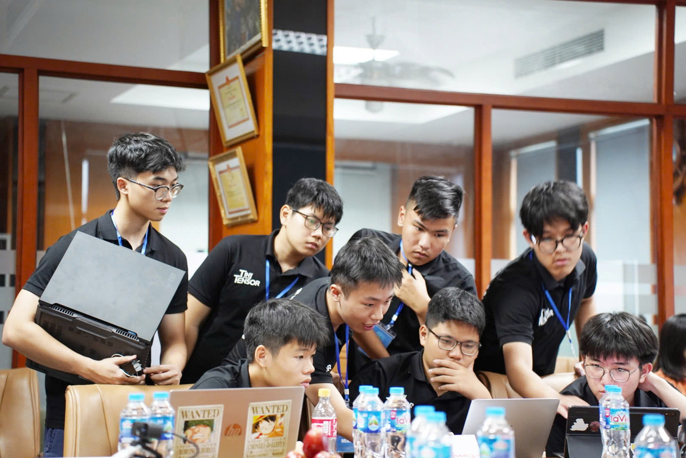 Các học sinh lập trình và xử lý dữ liệu áp dụng lý thuyết vào thực hành