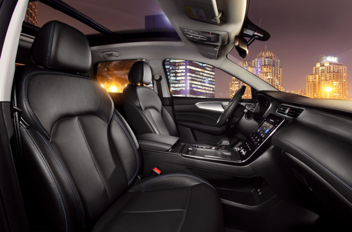 Trang bị tiện nghi 2 mẫu xe này khá cân sức, ngang tài nhưng khoang cabin của RX5 lại bắt mắt về phần “nhìn”. Trang bị tiện nghi 2 mẫu xe này khá cân sức, ngang tài nhưng khoang cabin của RX5 lại bắt mắt về phần “nhìn”.