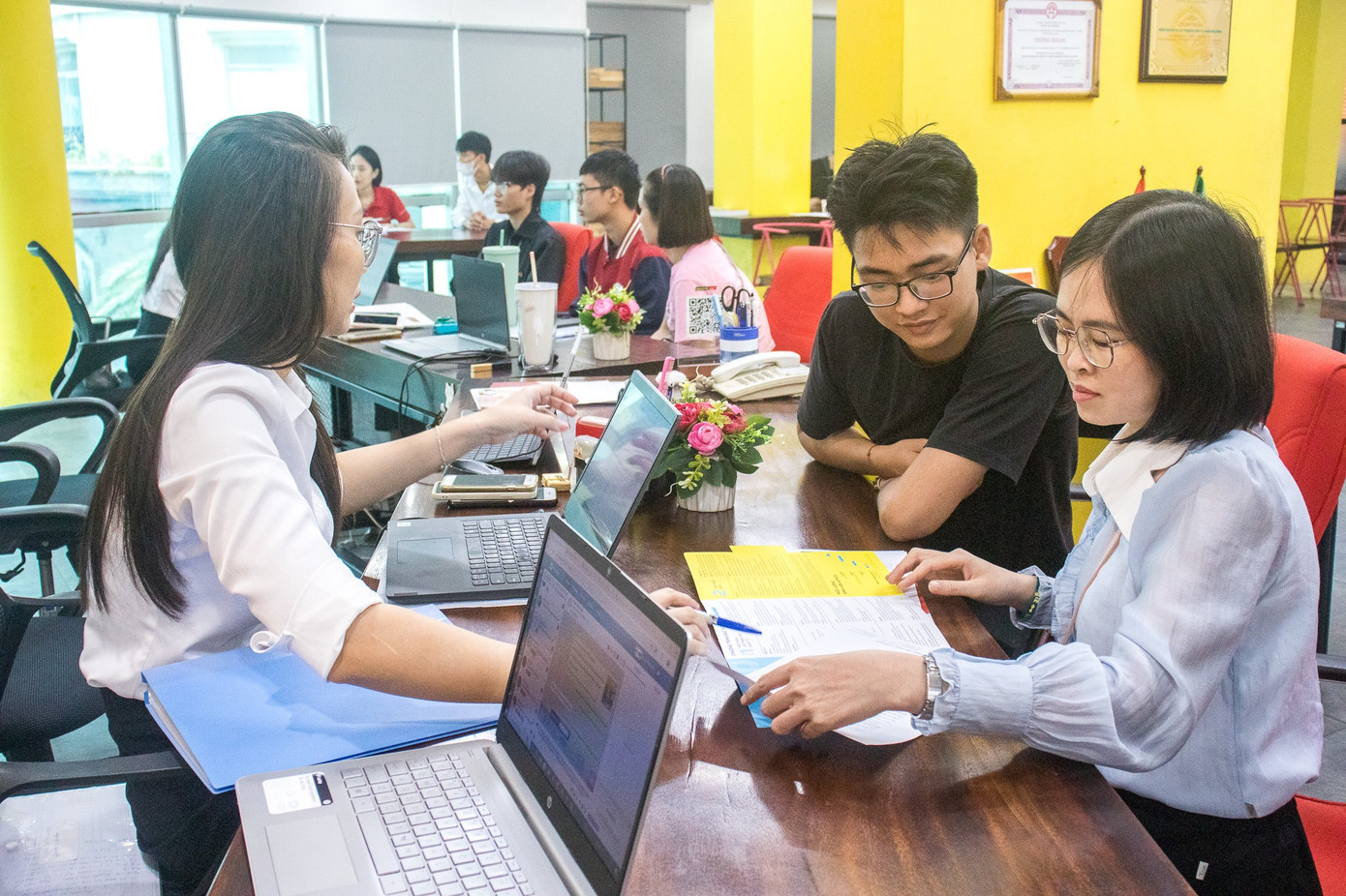 Nhiều phụ huynh cùng thí sinh đến Aptech tại cơ sở 285 Đội Cấn để tìm hiểu về Chương trình đào tạo Lập trình viên Quốc tế