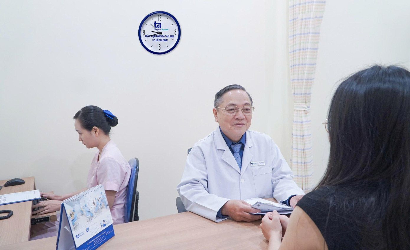 BS.CKII Huỳnh Kim Khoe, Trưởng đơn vị Sản Phụ khoa, Phòng khám Đa khoa Tâm Anh Quận 7 khám, tư vấn cho khách hàng tại Phòng khám Đa khoa Tâm Anh Quận 7. Ảnh: Phòng khám Đa khoa Tâm Anh Quận 7