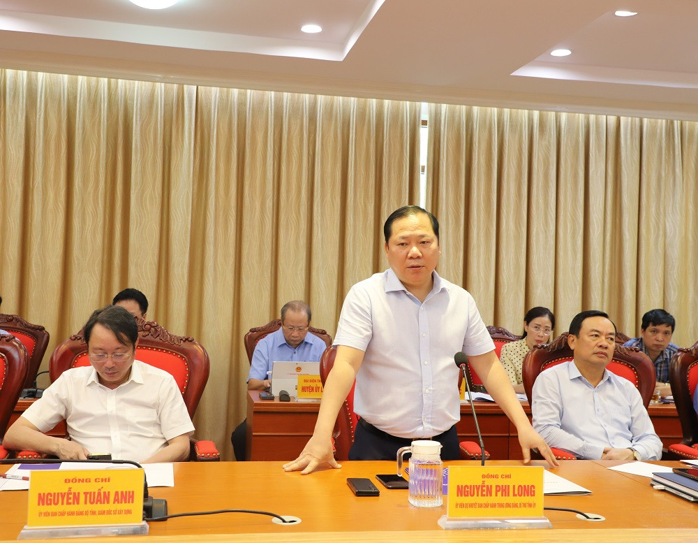 Ông Nguyễn Phi Long, Bí thư Tỉnh ủy Hòa Bình phát biểu tại buổi làm việc