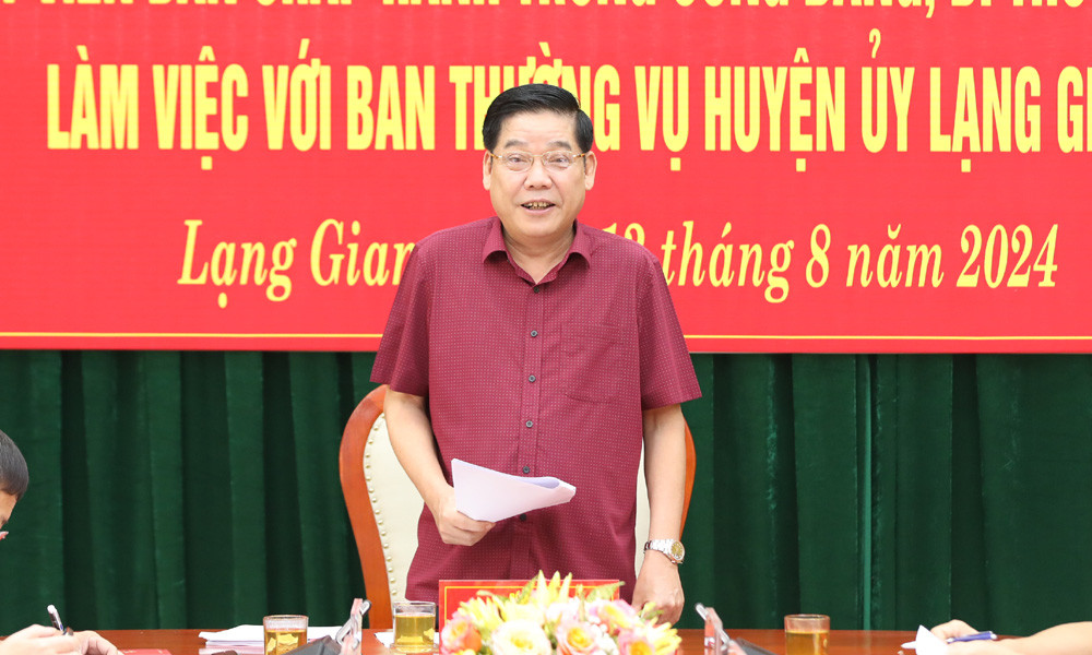 Bí thư Tỉnh ủy Bắc Giang Nguyễn Văn Gấu phát biểu tại buổi làm việc Bí thư Tỉnh ủy Bắc Giang Nguyễn Văn Gấu phát biểu tại buổi làm việc