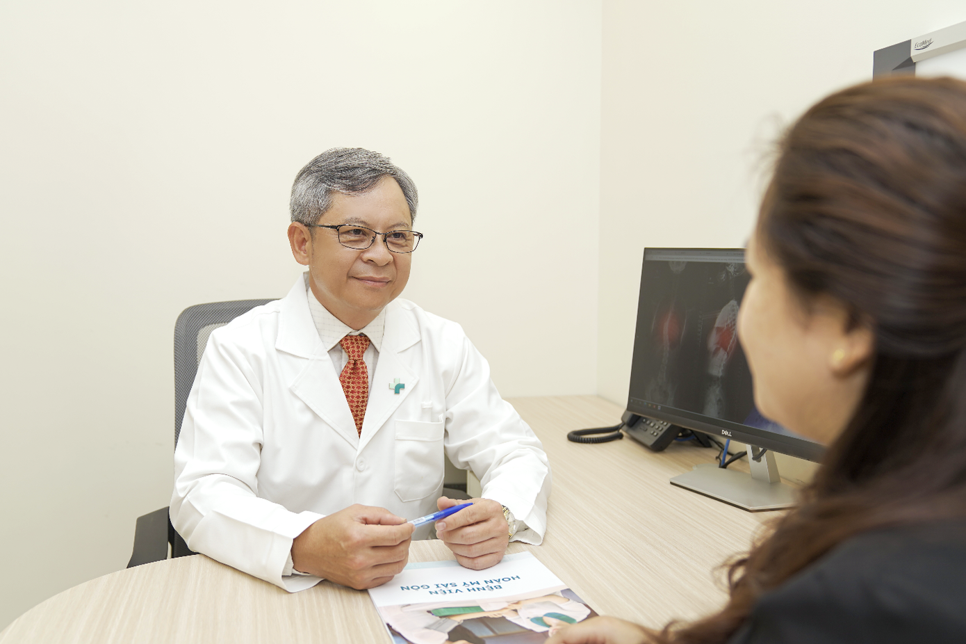 Tiến sĩ - Bác sĩ Tăng Hà Nam Anh, Giám đốc Trung tâm Chấn thương Chỉnh hình và Cột sống Hoàn Mỹ, trực tiếp điều trị cho người bệnh Tiến sĩ - Bác sĩ Tăng Hà Nam Anh, Giám đốc Trung tâm Chấn thương Chỉnh hình và Cột sống Hoàn Mỹ, trực tiếp điều trị cho người bệnh