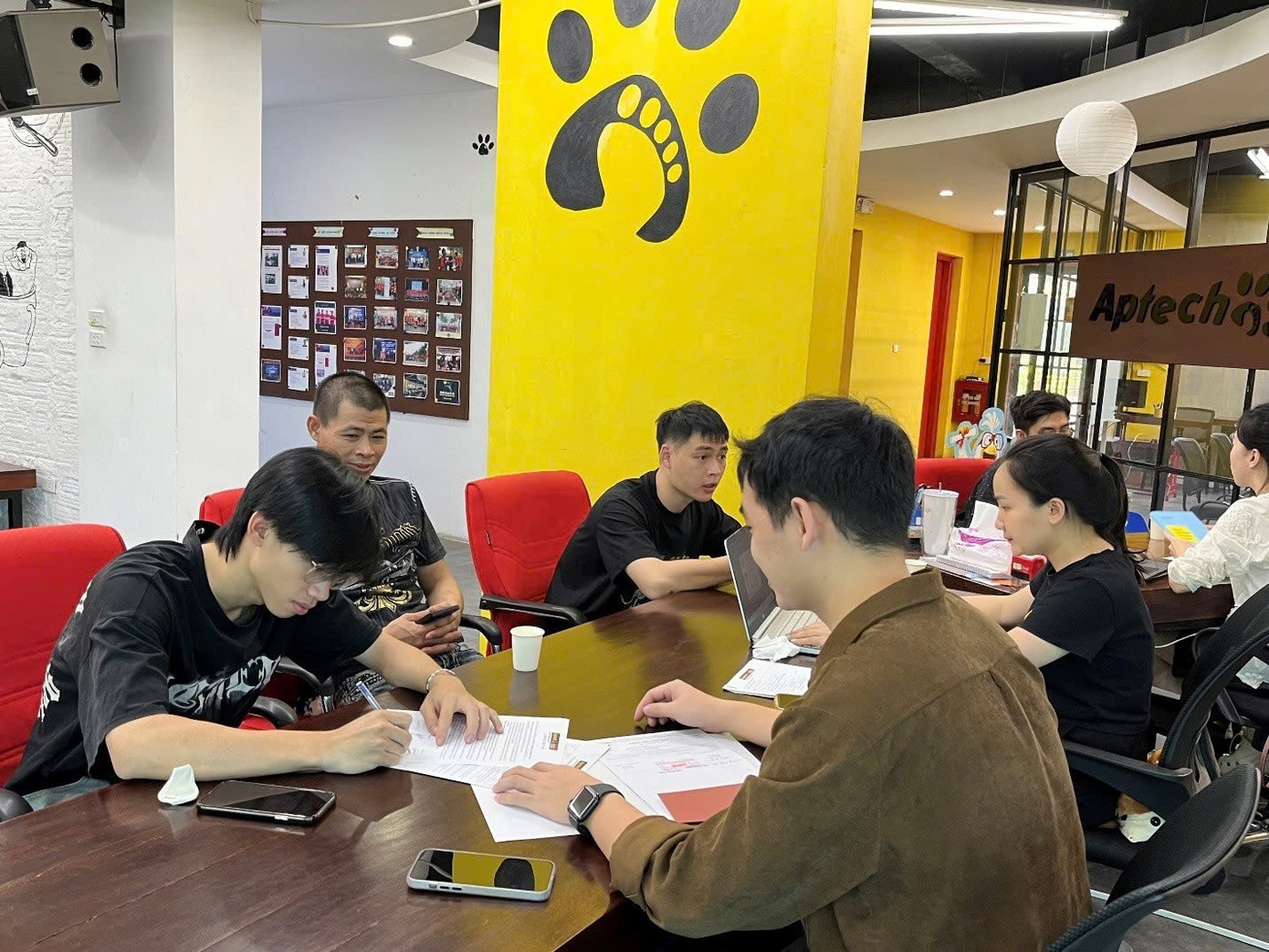 Thí sinh THPT tư vấn và nhập học Aptech tại địa chỉ 285 Đội Cấn và 19 Lê Thanh Nghị. Thí sinh THPT tư vấn và nhập học Aptech tại địa chỉ 285 Đội Cấn và 19 Lê Thanh Nghị.