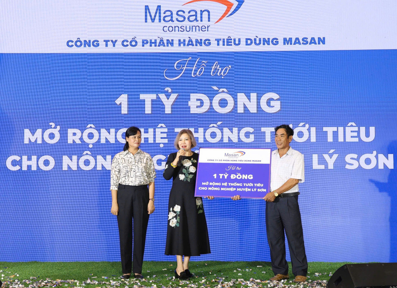 Đại diện Công ty Masan Consumer trao tặng 1 tỷ đồng để cùng chung tay đóng góp vào chương trình mở rộng hệ thống tưới tiêu cho nông nghiệp huyện Lý Sơn