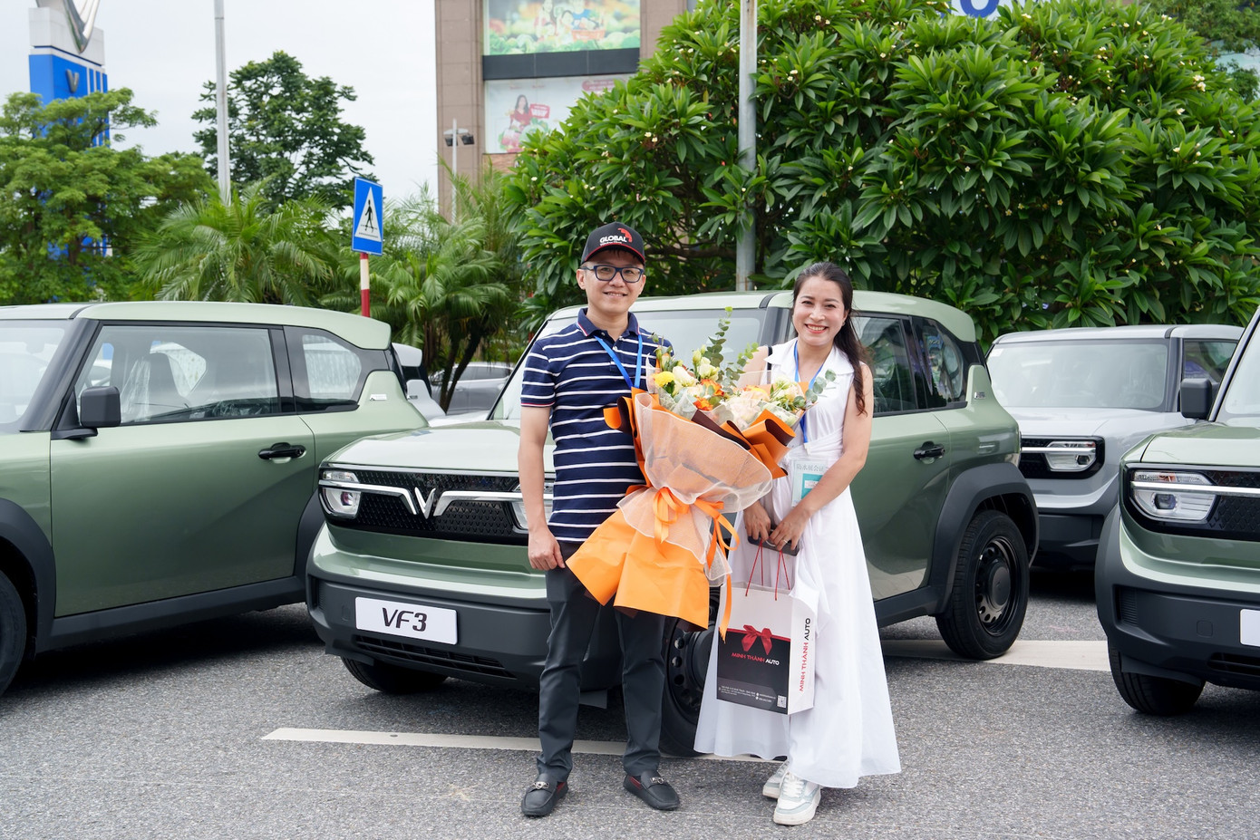 Một trong những khách hàng nhận xe VF 3 trong buổi bàn giao xe sáng 1/8 tại Hà Nội Một trong những khách hàng nhận xe VF 3 trong buổi bàn giao xe sáng 1/8 tại Hà Nội