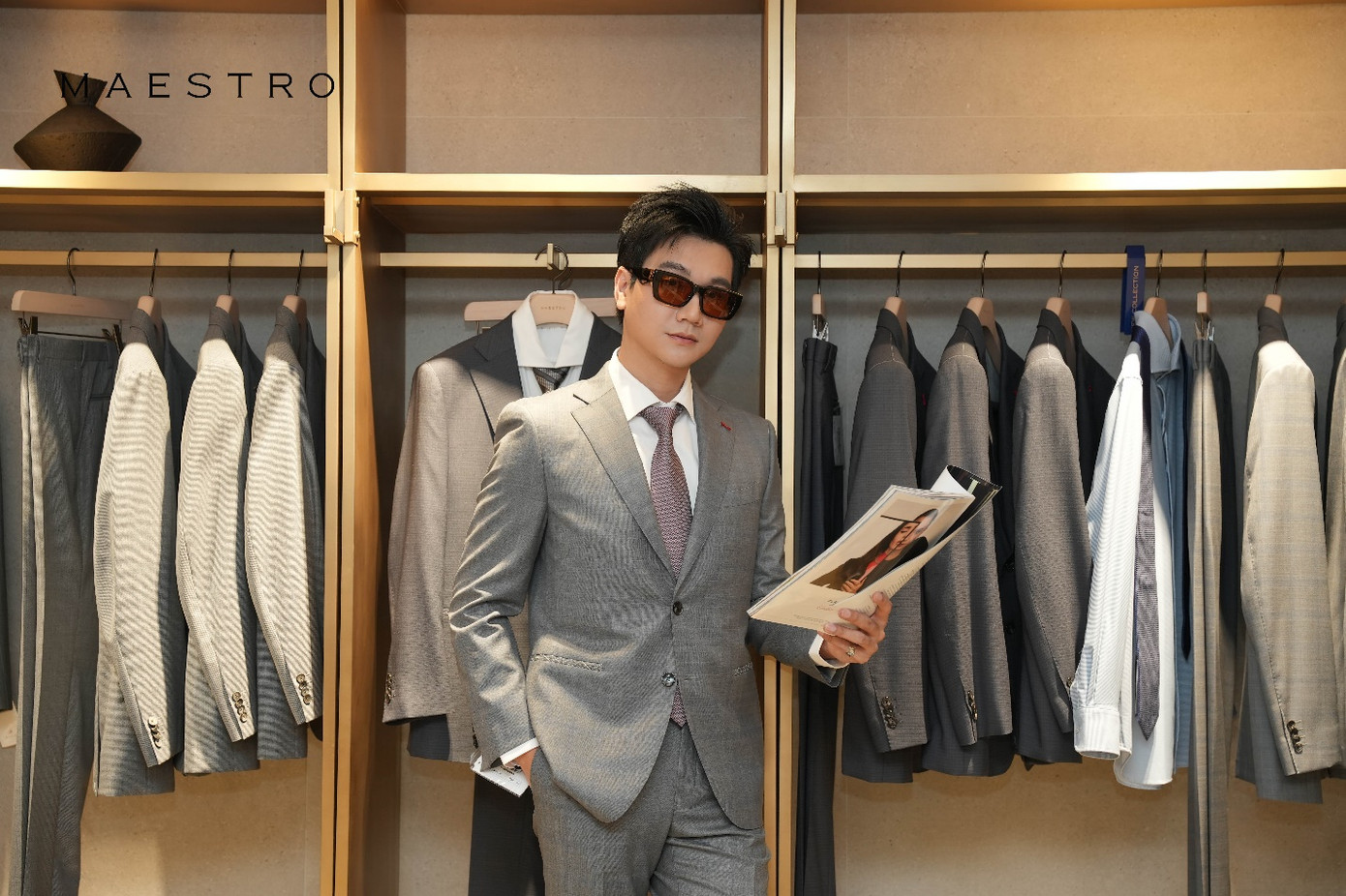 MC VTV Công Tố diện trang phục suit của Maestro MC VTV Công Tố diện trang phục suit của Maestro