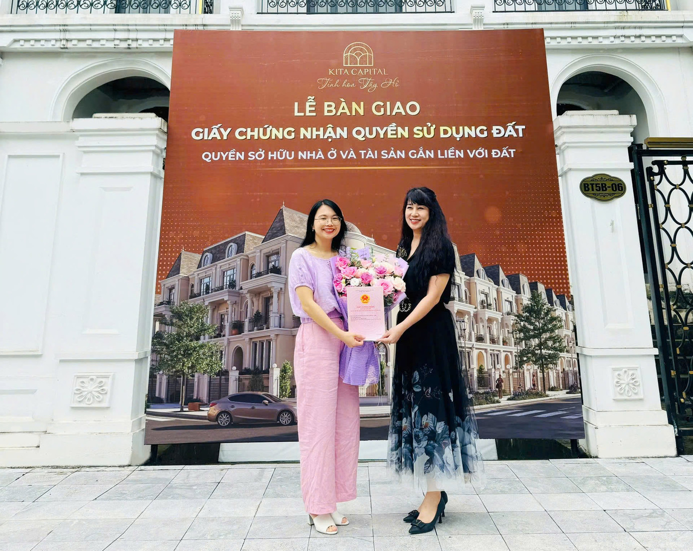 Khách hàng nhận bàn giao Sổ đỏ tại Dự án KITA Capital.