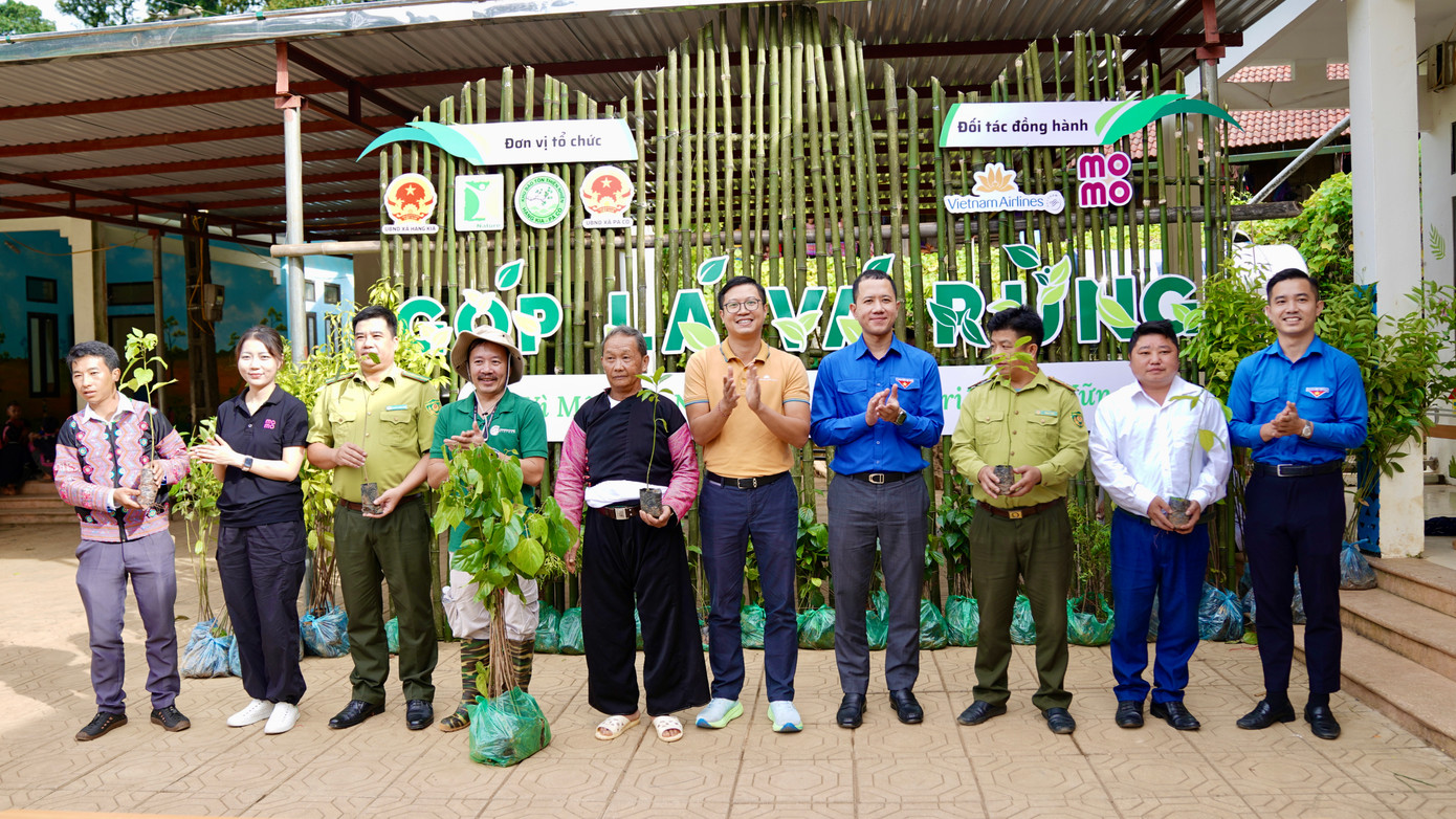 Đại diện Vietnam Airlines cùng Bí thư Đoàn thanh niên Bộ Tài nguyên và Môi trường trao tặng cây cho UBND xã Hang Kia, Pà Cò