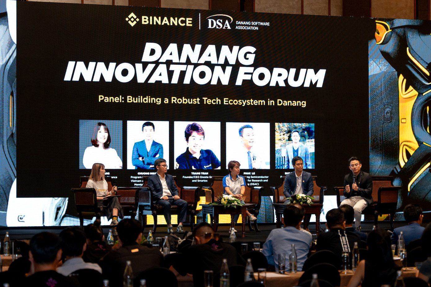 Các chuyên gia chia sẻ tại Diễn đàn.