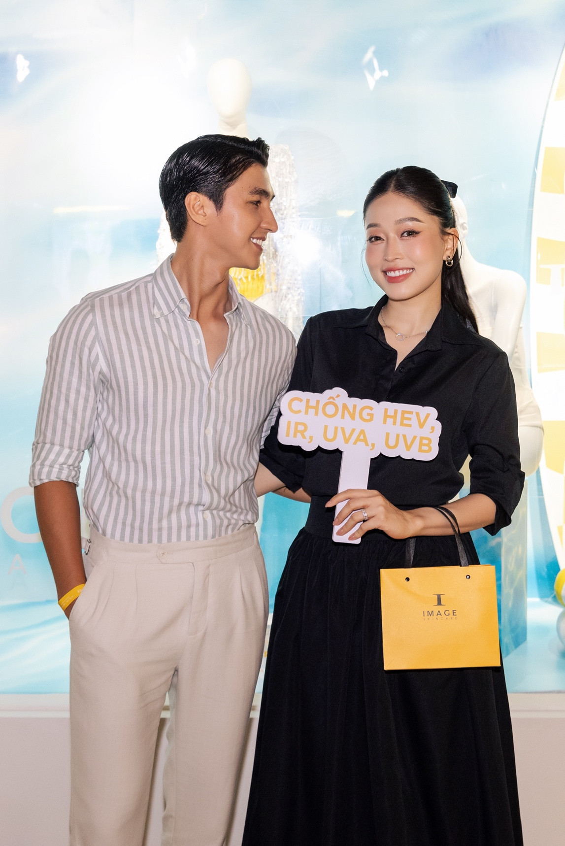 Á hậu Phương Nga được ông xã Bình An hộ tống tham dự sự kiện.Cặp đôi không ngại thể hiện tình cảm trước công chúng.