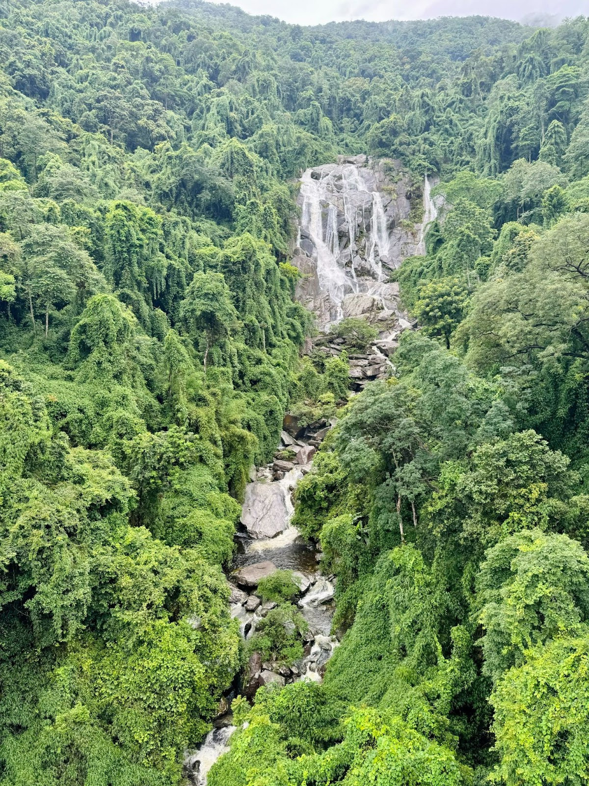 Thác Bạc Tây Thiên bọt tung trắng xoá vào mùa nước về