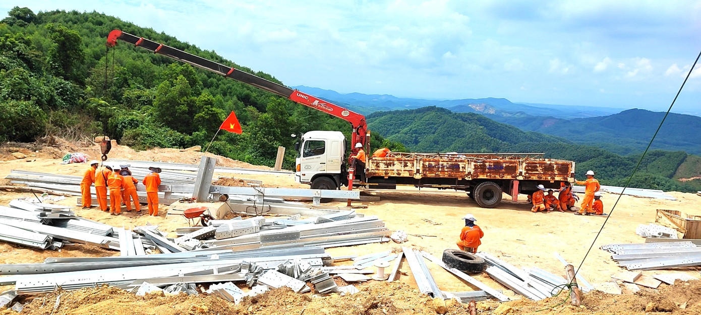 Đội xung kích PC Đắk Nông tham gia thi công Dự án đường dây 500kV mạch 3 Quảng Trạch - Phố Nối Đội xung kích PC Đắk Nông tham gia thi công Dự án đường dây 500kV mạch 3 Quảng Trạch - Phố Nối