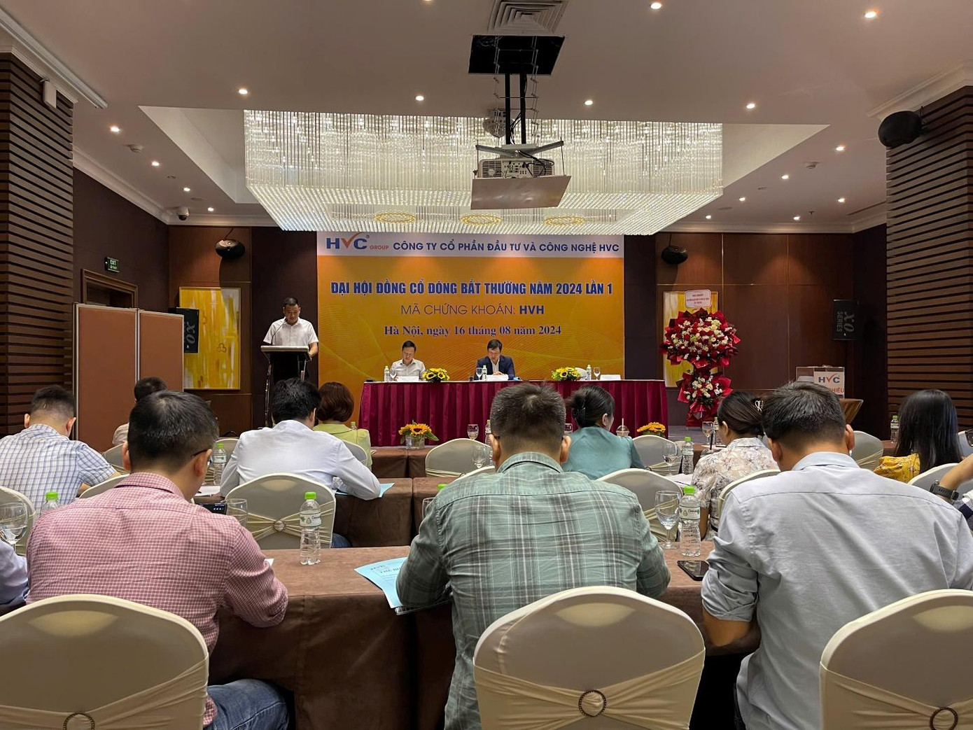 Ông Lê Văn Cường thay mặt HĐQT trình bày tờ trình Phát hành cổ phiếu riêng lẻ tăng vốn điều lệ tại Đại hội