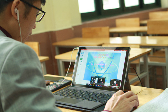 Một buổi dạy thí nghiệm trực tuyến của giáo viên Trường THCS&amp;THPT Nguyễn Tất Thành (Hà Nội). Ảnh: Ntthnue