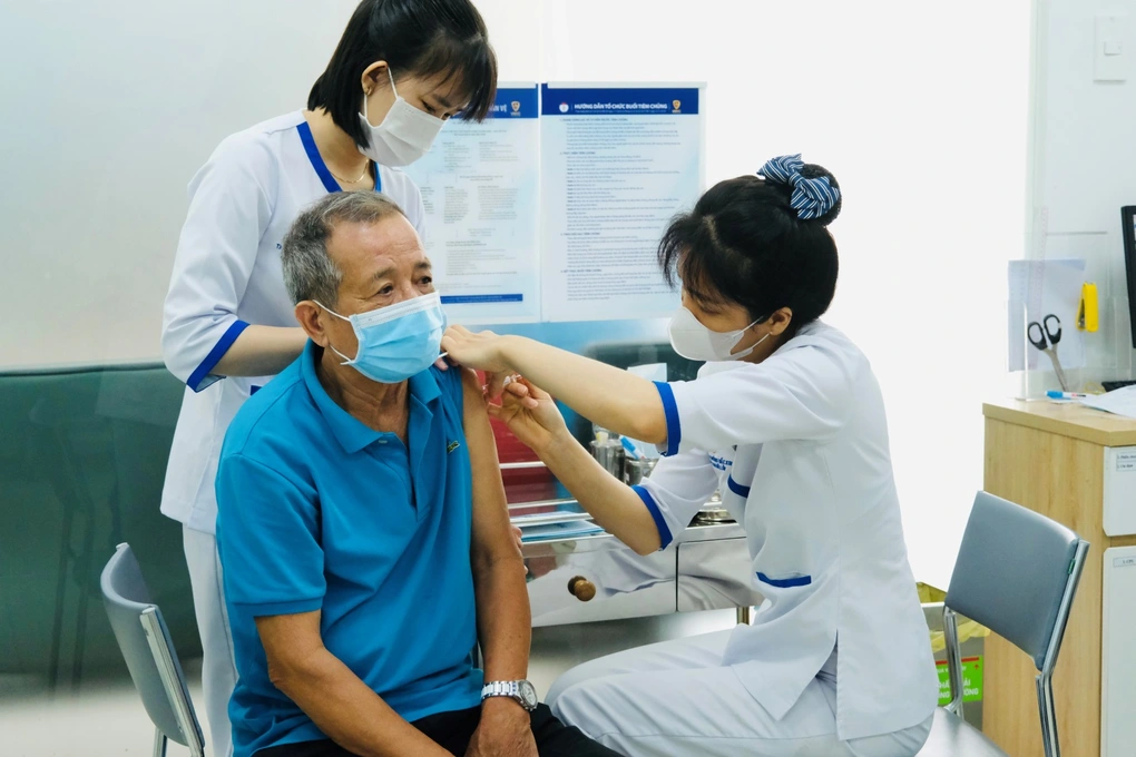 Vắc xin phế cầu 23 đặc biệt hiệu quả cho người cao tuổi, người có bệnh nền, người từng mắc Covid-19 và có các yếu tố nguy cơ cao. Ảnh: Chi Chi