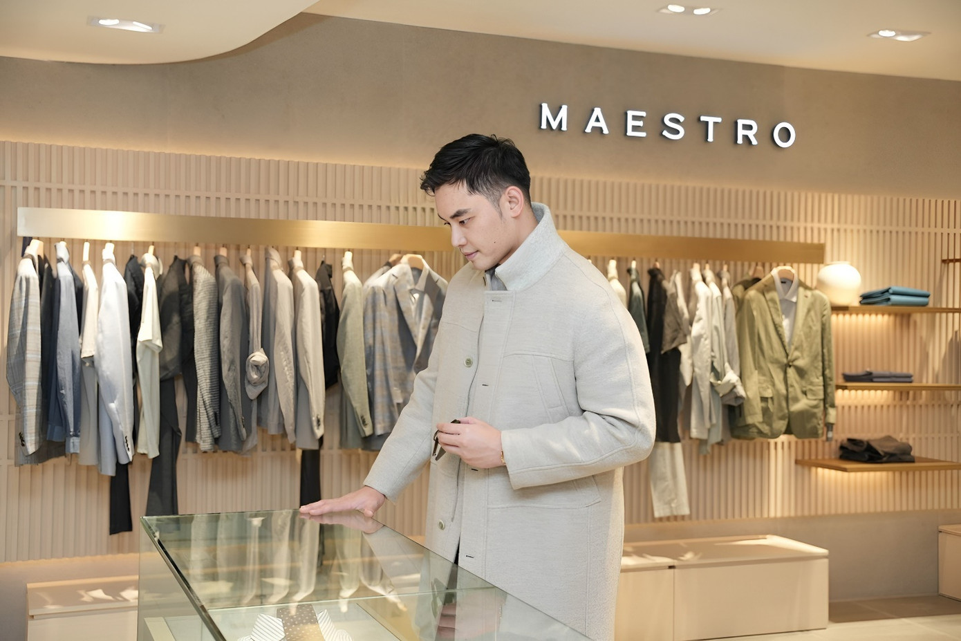 MC Mạnh Khang tại Cửa hàng Maestro Tràng Tiền Plaza với không gian mua sắm sang trọng MC Mạnh Khang tại Cửa hàng Maestro Tràng Tiền Plaza với không gian mua sắm sang trọng
