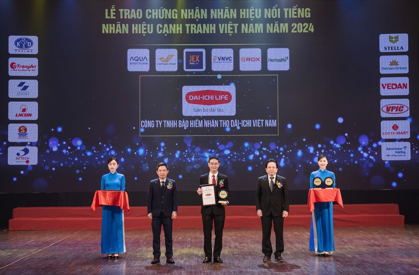 Ông Ngô Việt Phương – Phó Tổng Giám đốc Kinh doanh Dai-ichi Life Việt Nam nhận giải “Top 10 Nhãn hiệu nổi tiếng Việt Nam 2024”