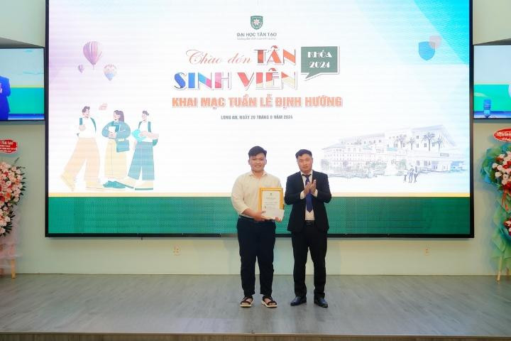 Khoảnh khắc vinh danh em Nguyễn Hoài Nhân (THPT Võ Văn Tần, Long An) - Tân sinh viên ngành Khoa học máy tính đạt thủ khoa phương thức xét tuyển học bạ với số điểm 29 điểm.